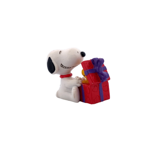 Peanuts Snoopy with Gift
